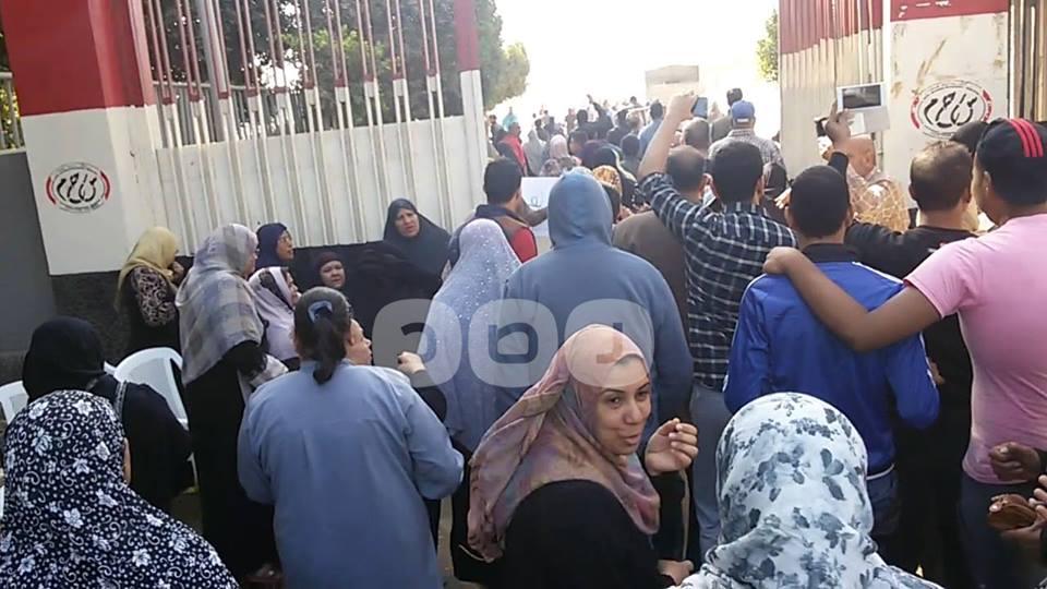 بالصور..تظاهر أهالي مساكن حديد أبو زعبل اعتراضا على قرار إخلاء مساكنهم