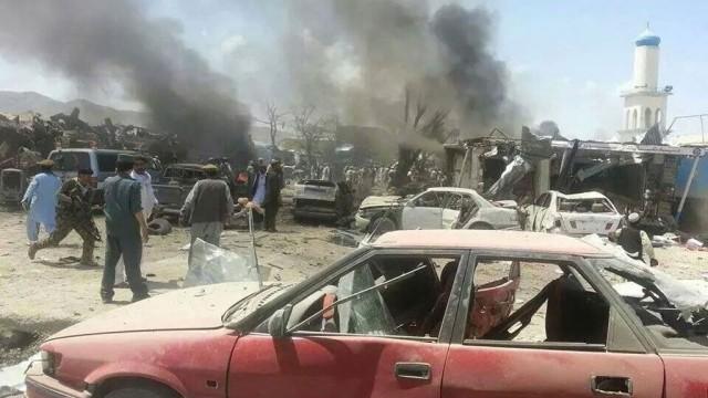 مقتل وجرح نحو 100 شخص بتفجير في أفغانستان