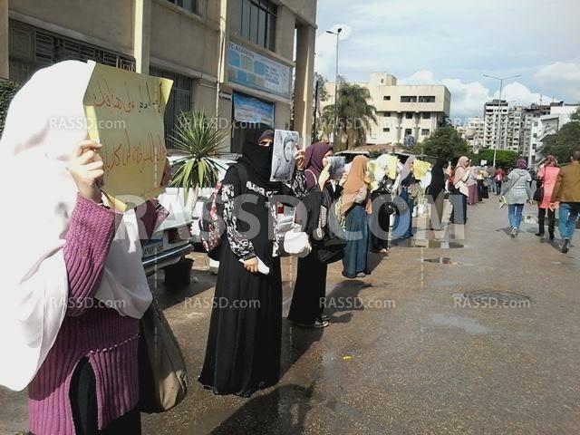 وقفة لطالبات “علوم المنصورة” تنديدًا باعتقال الفتيات
