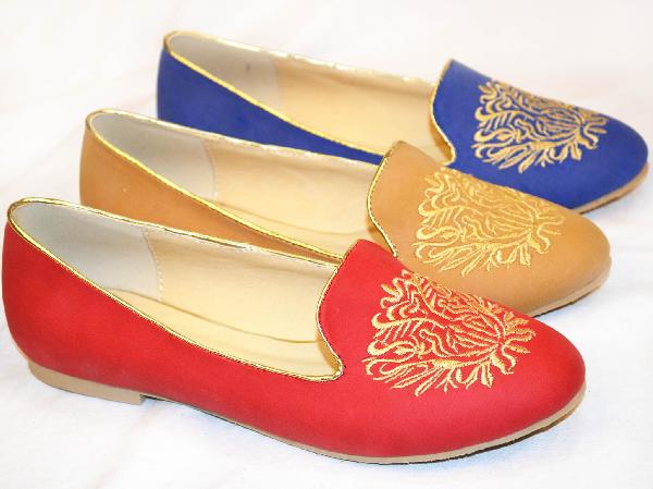 الأحذية المسطحة تخفف من آلام الظهر بسبب الكعب العالى