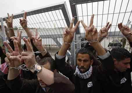 الأسرى الفلسطينيون يواجهون أوضاعا مأساوية داخل سجون الاحتلال