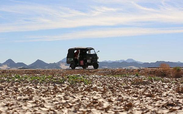 معلمان بريطانيان يحطمان الرقم القياسى لأطول رحلة بالتوك توك