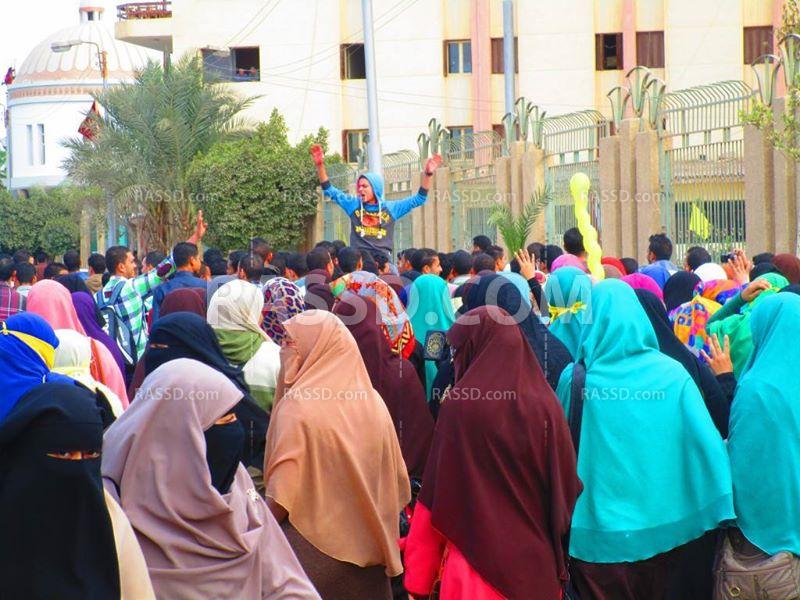 تظاهرة طلابية في جامعة ‏الفيوم تنديدًا بانتهاكات قوات الانقلاب