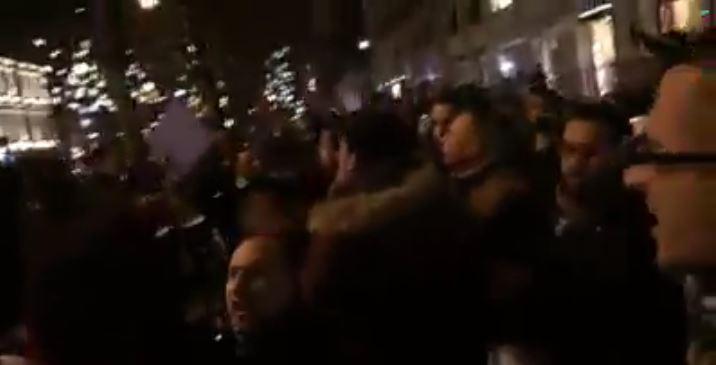 فيديو| متظاهرون ينجحون في الوصول لمقر إقامة “السيسي” بباريس
