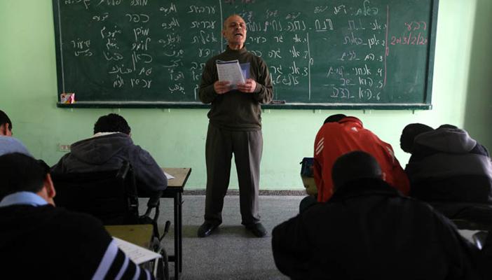 تعلم “اللغة العبرية” سلاح فلسطيني إضافي لمواجهة الاحتلال