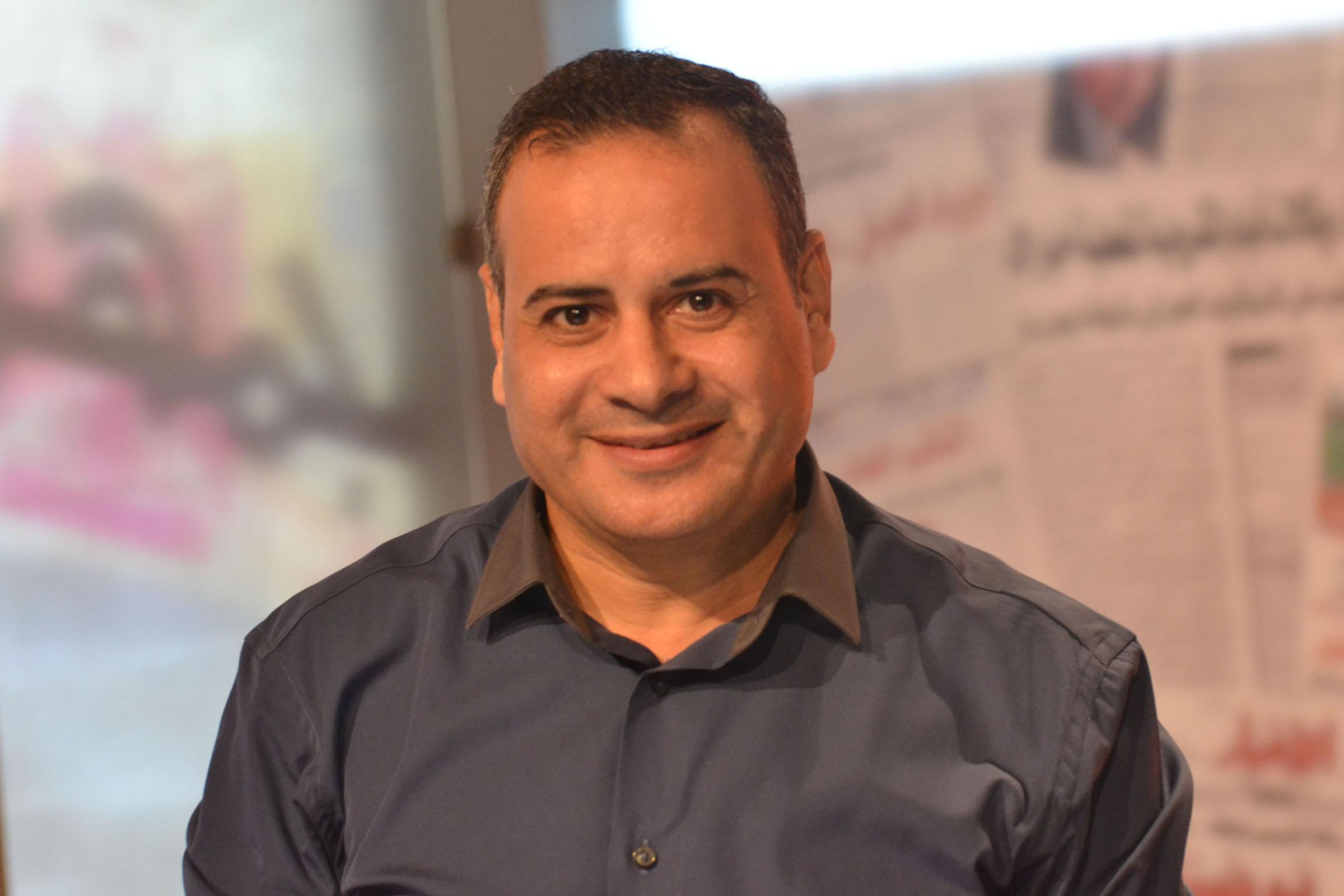 بالفيديو.. القرموطي يرتدي الزي العسكري ويقف علي شعار قناة الجزيرة