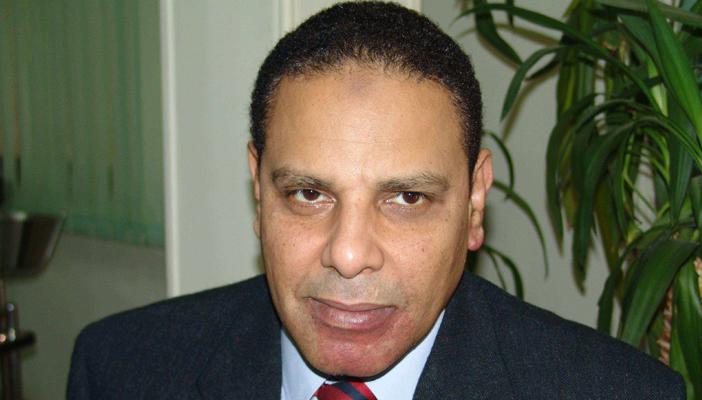 علاء الأسواني: في مصر فقط نحتفل بالمشروعات قبل بدء العمل فيها