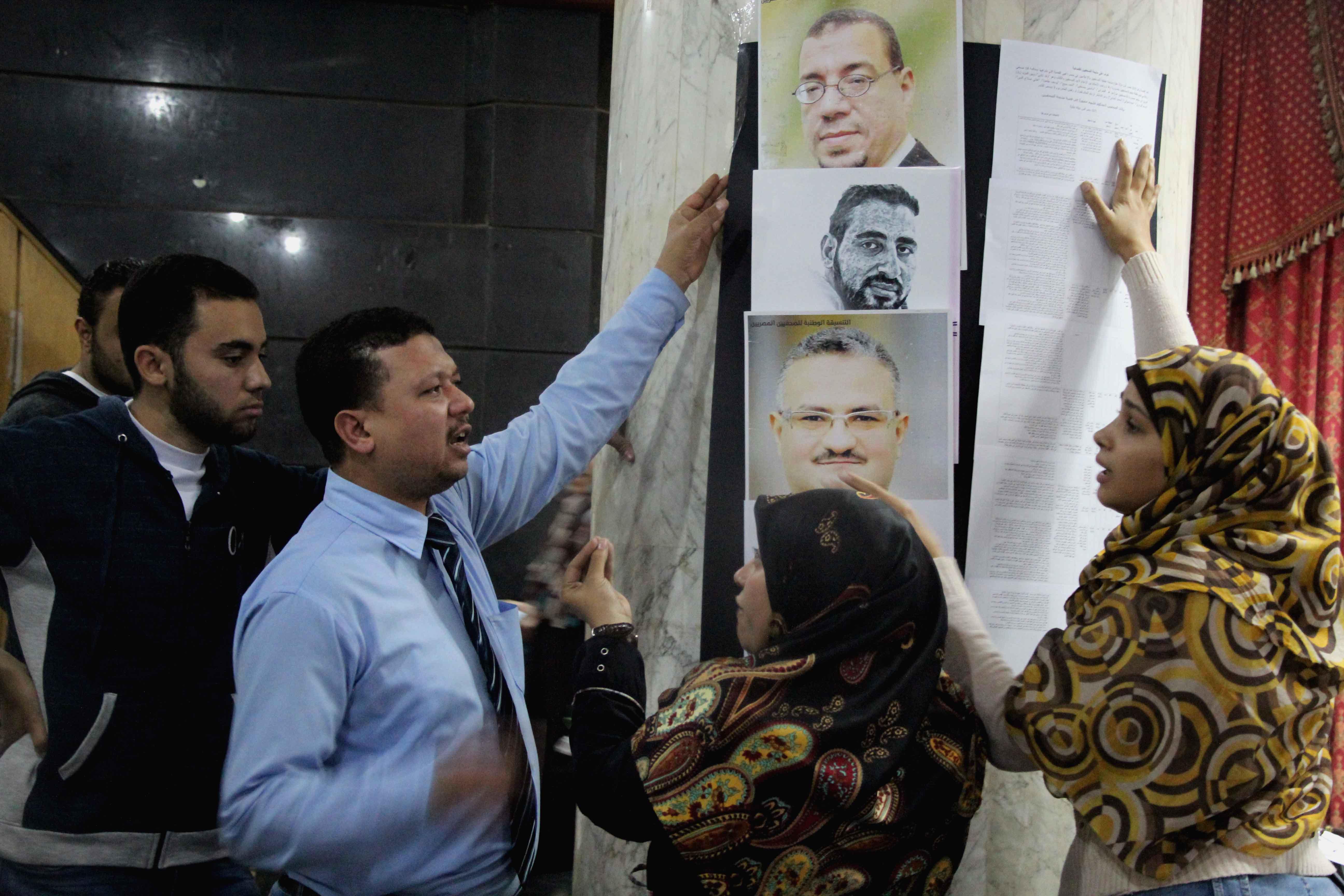 بالصور.. أمن النقابة يمنع أسر الصحفيين المعتقلين من الاحتجاج