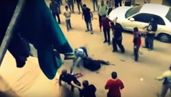 بالفيديو.. رجل يحاول ذبح زوجته في الشارع ببنها