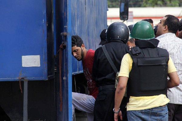 اعتقال مواطنيْن بكفر الشيخ أثناء عودتمها من العمل