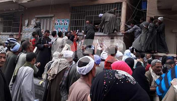 بالصور.. النصب على أهالي أسيوط باسم “منحة السيسي”