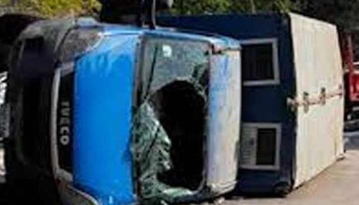 إصابة 17 سجينًا و5 شرطيين في انقلاب سيارة ترحيلات بالوادي الجديد