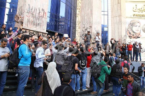 صور| وقفة أمام نقابة الصحفيين تنديدًا ببراءة المخلوع