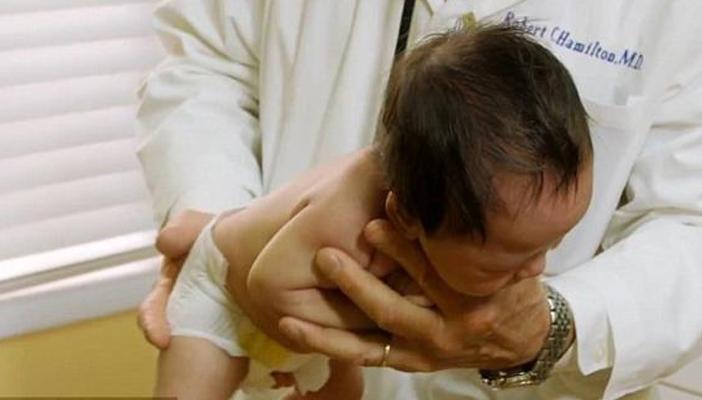 بالفيديو.. تعرَّف على طريقة “القبضة” لهدوء الرضيع خلال ثوانٍ