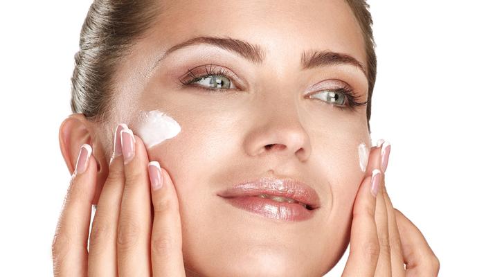 عادات يومية تفقد بشرتكِ نضارتها.. تعرفي عليها