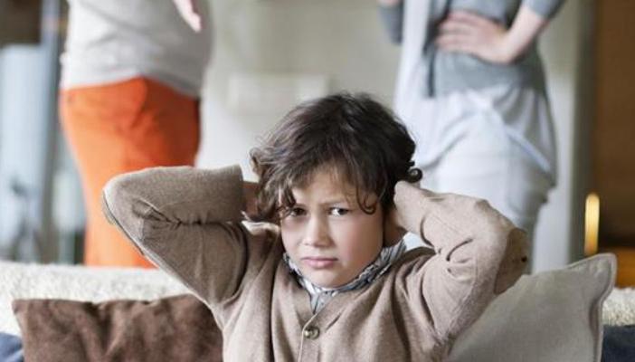 دراسة: نمو الطفل بعيدا عن والديه يؤثر على معدل ذكائه