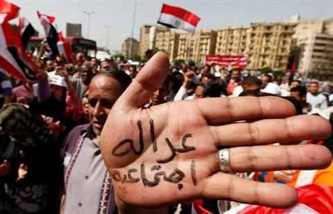 الانقلاب يعد قانونًا جديدًا للعاملين في الوظائف الحكومية