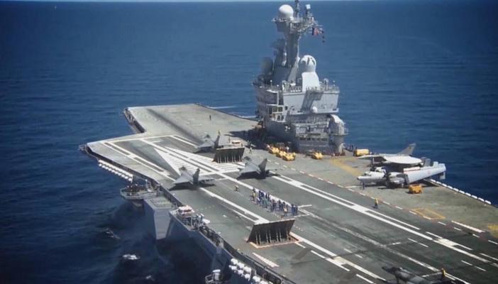 “هولاند” يزور حاملة الطائرات “شارل ديجول” قبالة سوريا