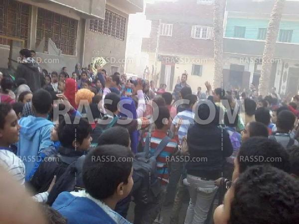 طلاب ضد الانقلاب تتظاهر بقرية في الجيزة للمطالبة بالقصاص