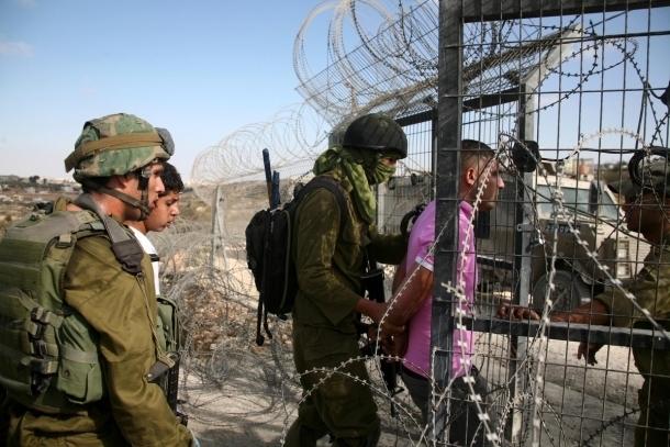 القبض علي صهيوني حاول تهريب هاتف لمعتقل فلسطيني