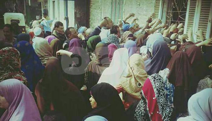 بالصور.. مشاجرات بين الأهالي بالمنوفية للحصول على كيلو سكر من التموين