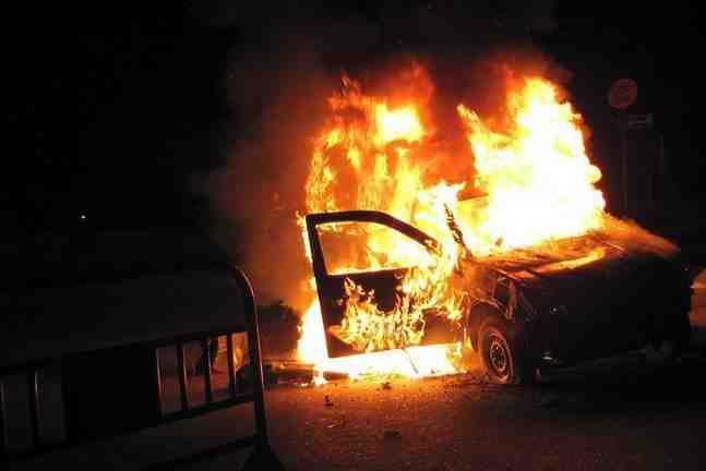 مجهولون يشعلون النيران في سيارة أمين شرطة بدمنهور