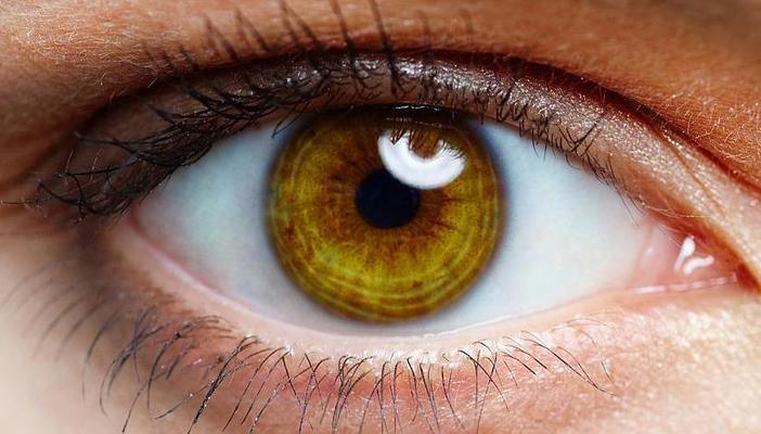 كيف تتعرف على أعراض الإصابة بالأمراض من لون العينين؟