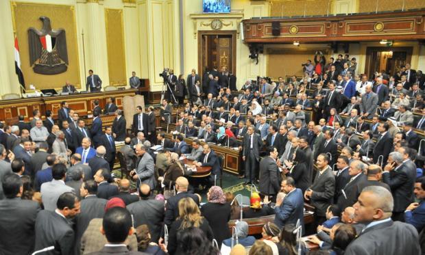 لماذا يناقش البرلمان قانون “الإعلام” سراً ويمنع الصحافيين؟