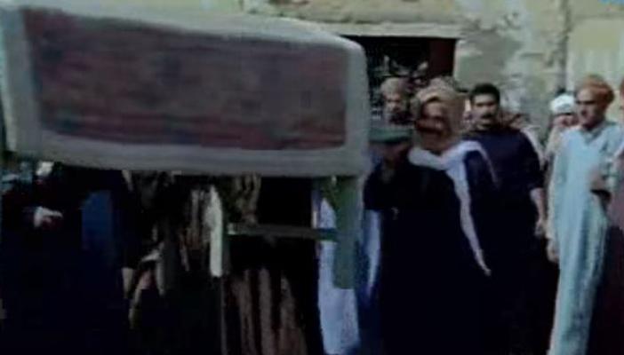 على طريقة فيلم الهروب.. المطارد يقبل رأسه أبيه شهيد سجن المنصورة