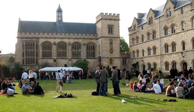 خريج “أكسفود” يطالب الجامعة بـ مليون جنيه إسترليني تعويضاً عن فشله