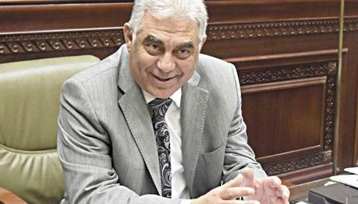 توفيق عكاشة يرفض استخراج كارنيه البرلمان احتجاجا على إقالة الصدر