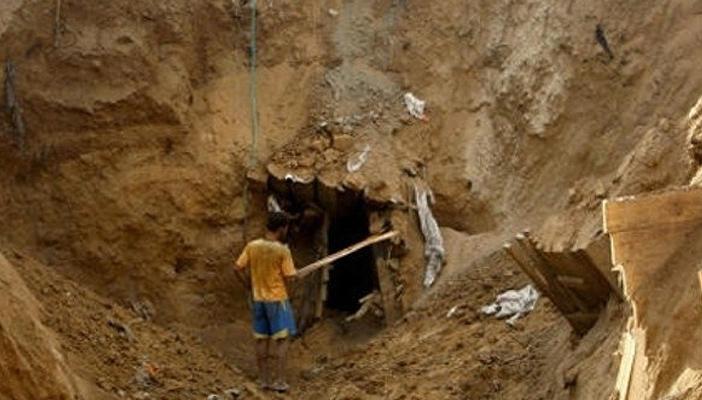 إنقاذ 14 فلسطينيًا والبحث عن آخرين جراء انهيار نفقين على حدود غزة