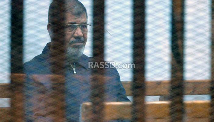 تأجيل محاكمة “مرسي” و24 آخرين في قضية “إهانة القضاء” لـ16 يناير