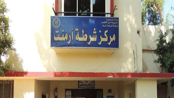 الأهالي يحاصرون قسم شرطة “أرمنت” بالأقصر مطالبين بإقالة معاون المباحث