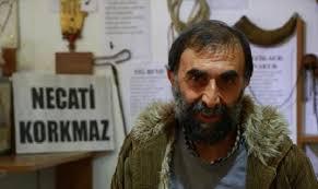 نحات تركي يكتب “البسملة” على شعرة إنسان بشعيرة من رجل عنكبوت