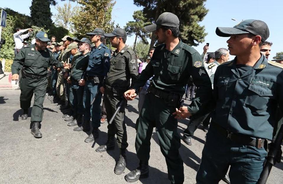 مقتل 3 من الشرطة الإيرانية جراء انفجار قنبلة في “نيكشاهر”