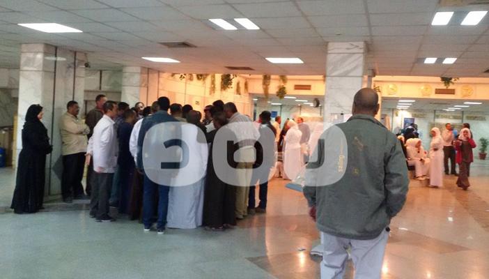 بالصور.. إضراب العاملين بمستشفى الأقصر الدولي للمطالبة بزيادة رواتبهم