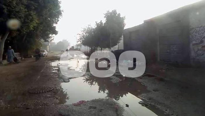 بالصور.. انفجار ماسورة الصرف الصحي أمام مكتب بريد بالشرقية