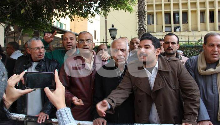 بالصور.. وقفة احتجاجية لتجار التموين أمام الوزارة للمطالبة بمستحقاتهم