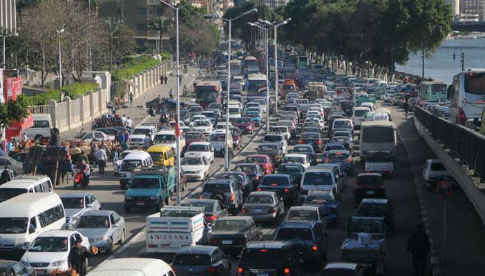 كثافة مرورية  على المحور بسبب بقعة زيت.. تعرف على حالة الطرق الآن