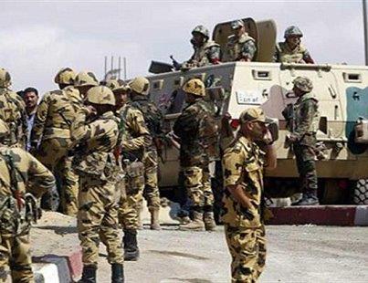 قوات الجيش تحتجز شابًا سيناويًا في مدرعة ثم تلقيه قتيلًا