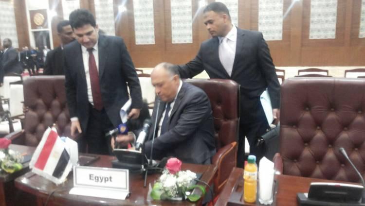 وزير خارجية مصر يلقي “ميكروفون الجزيرة” أسفل طاولة الاجتماع بالخرطوم