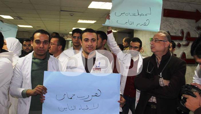 بالصور.. وقفة احتجاجية بالتأمين الصحي في الدقي لتحسين الأوضاع