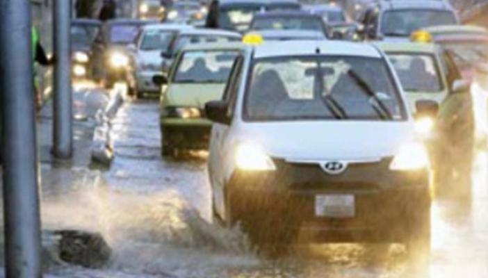 توقف حركة المرور بالطريق الدائري بسبب مياه الأمطار