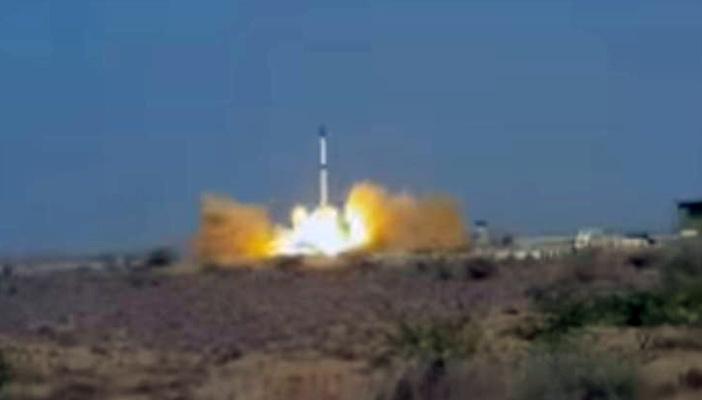 بالفيديو.. باكستان تنجح في اختبار صاروخ باليستي يمكنه حمل رؤوس نووية
