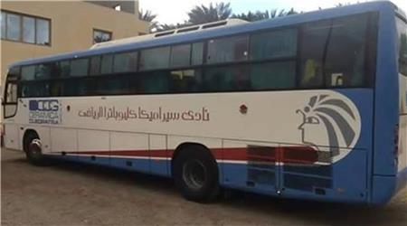 نشطاء يتداولون صورة لحافلة نادٍ بالدرجة الثالثة منذ 8 سنوات