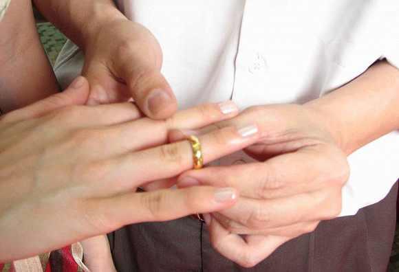 شباب وفتيات يرصدون صفات شريك حياتهم المستقبلي عبر “تويتر”