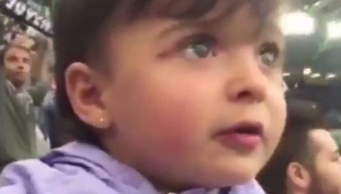 بالفيديو.. طفلة صغيرة تغني نشيد فريقها ببراعة في المدرجات