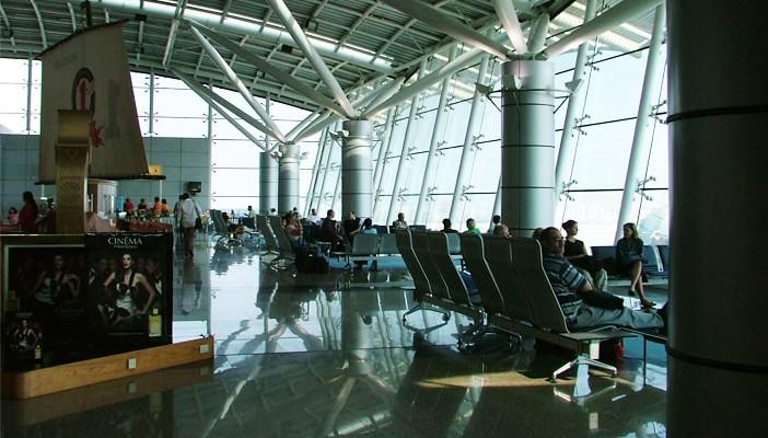 مصادر: تغيير نظام تسجيل بيانات المسافرين في المطارات إلى الآلي