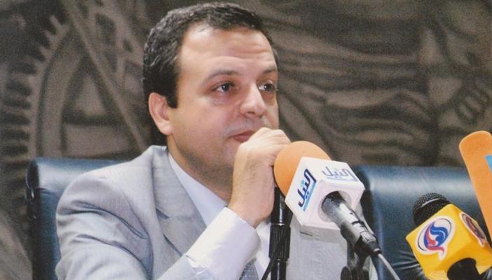 بين السلمية والعنف